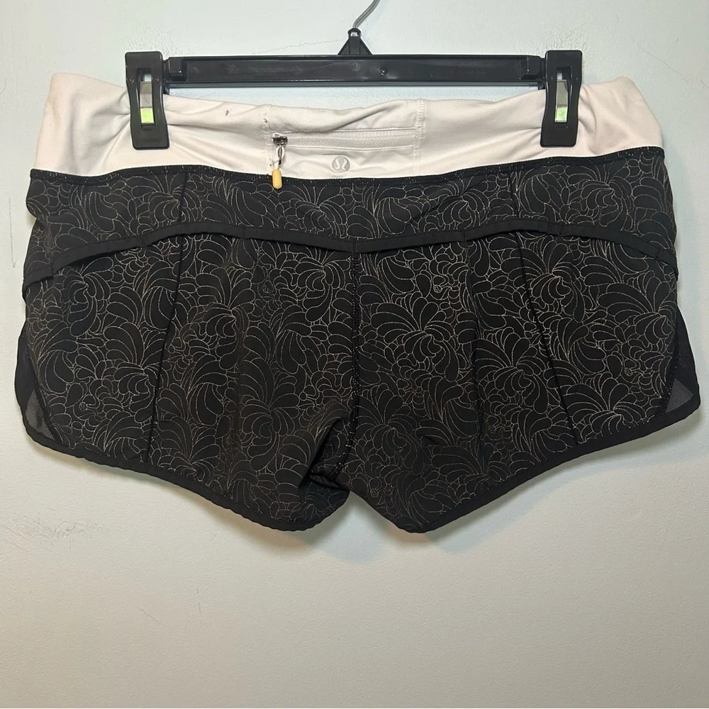 Lululemon White & Black Floral Embossed Speed Up Athletic Shorts Size 12